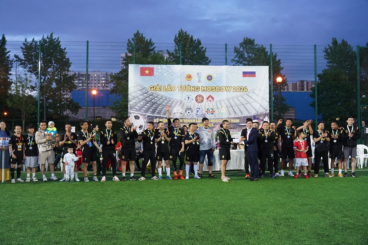 Ban Tổ chức trao giải nhì cho đội FC Anh em Moscow