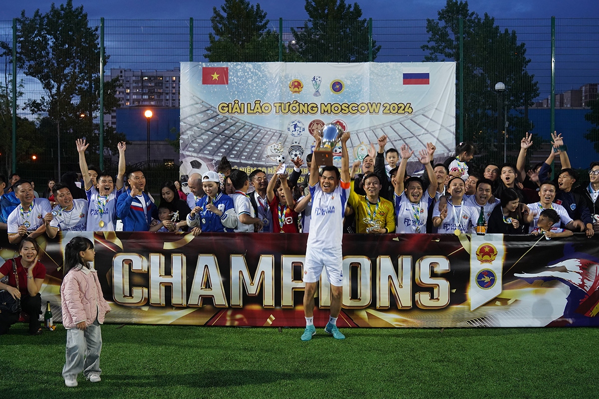 Đội FC Sông La Hà Tĩnh nâng cao cúp vô địch