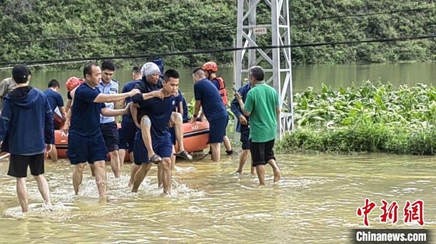 Cứu trợ lũ lụt ở Bách Sắc, Quảng Tây. Ảnh: Chinanews.