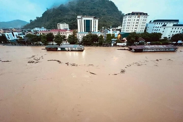 Mưa lớn trút xuống Hà Giang từ đêm 8/6 khiến nhiều tuyến phố chìm trong biển nước