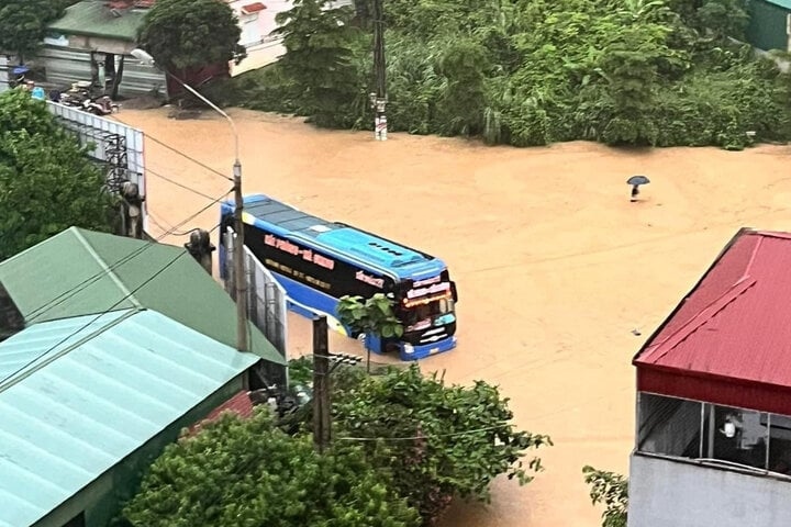 Theo Ban Chỉ đạo quốc gia về phòng chống thiên tai, lúc 4h30, mực nước trên sông Lô tại trạm thủy văn TP Hà Giang đã vượt báo động ba 0,05 m. Trong những giờ tới, nước tiếp lên trên báo động ba 1-1,5 m, diện ngập lụt mở rộng.