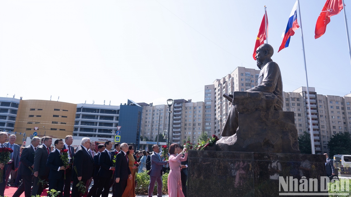 Lễ khánh thành tượng đài Chủ tịch Hồ Chí Minh tại Saint Petersburg (Nga), tháng 6/2023. Ảnh: Thanh Thể