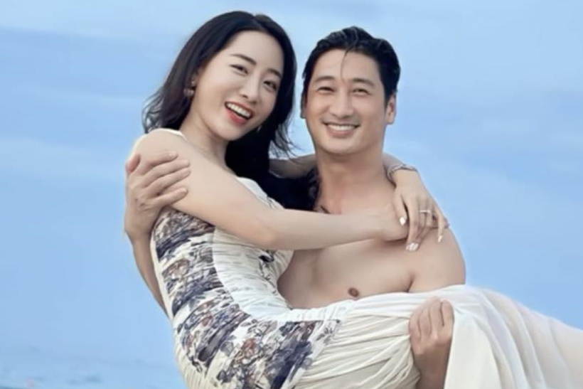 NSƯT Ngọc Quỳnh đã ly dị một thời gian và hiện hẹn hò diễn viên Thùy Anh, đồng nghiệp tại Nhà hát kịch Hà Nội.