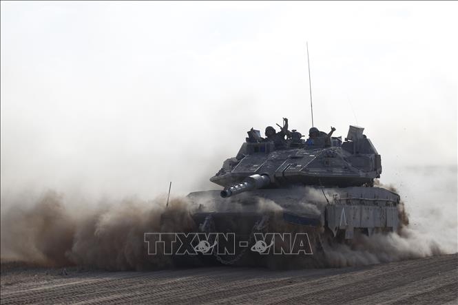 Xe quân sự Israel di chuyển gần biên giới với Dải Gaza ngày 29/5/2024. (Ảnh: THX/TTXVN)