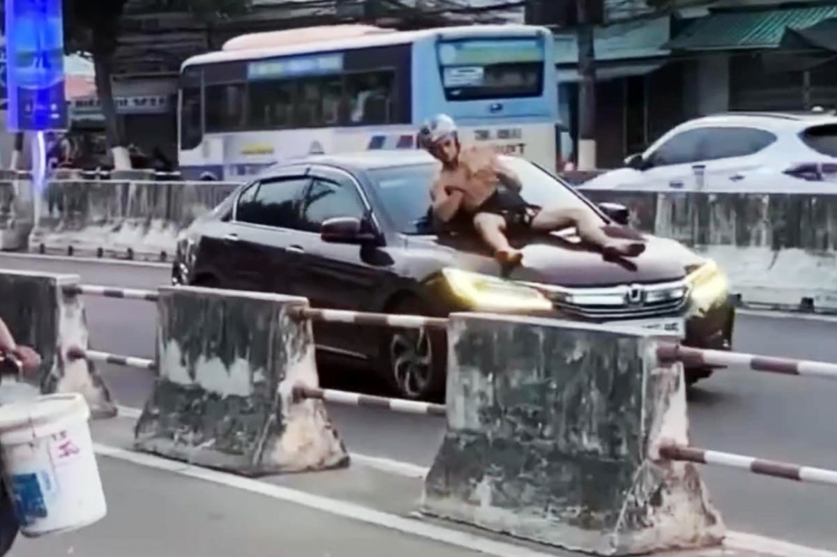 Người đàn ông nước ngoài mặc quần đùi, cởi trần liên tục chặn ô tô ở Nha Trang. (Ảnh: N.X)