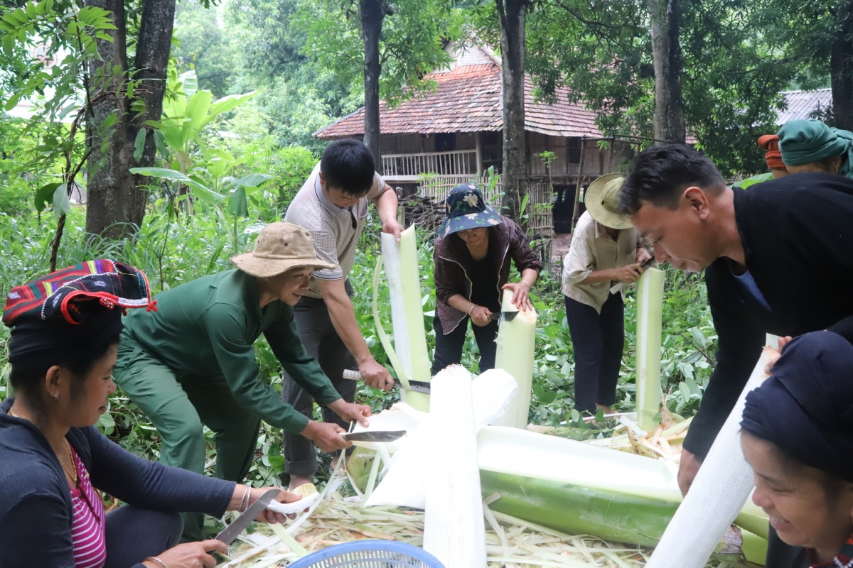 Người đồ xôi, làm cỗ... để thầy mo chuẩn bị làm lễ.