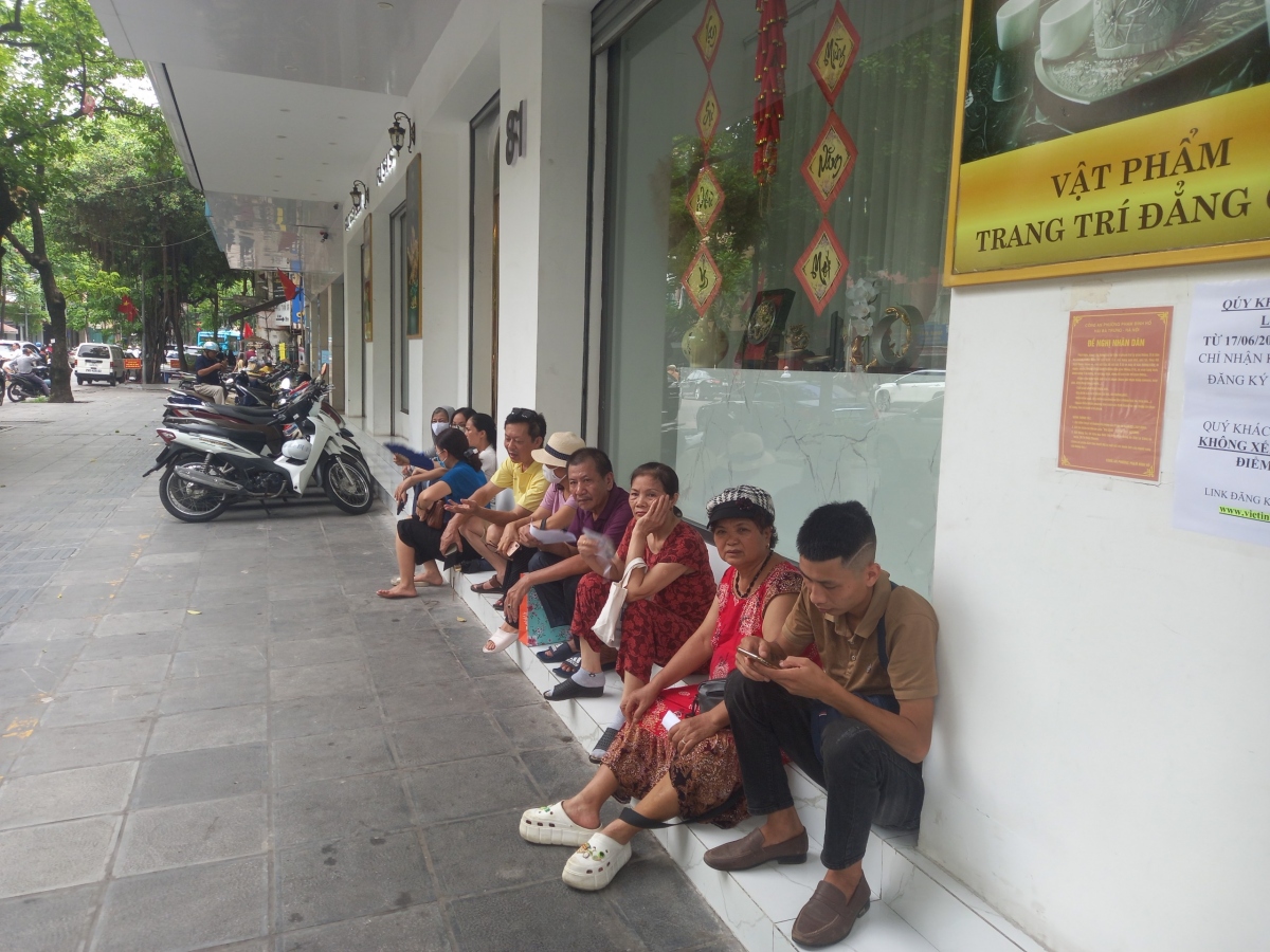 Người dân ngồi chờ giữa trưa nắng đợi được gọi vào lấy vàng đã giao dịch từ hơn 10 ngày trước.