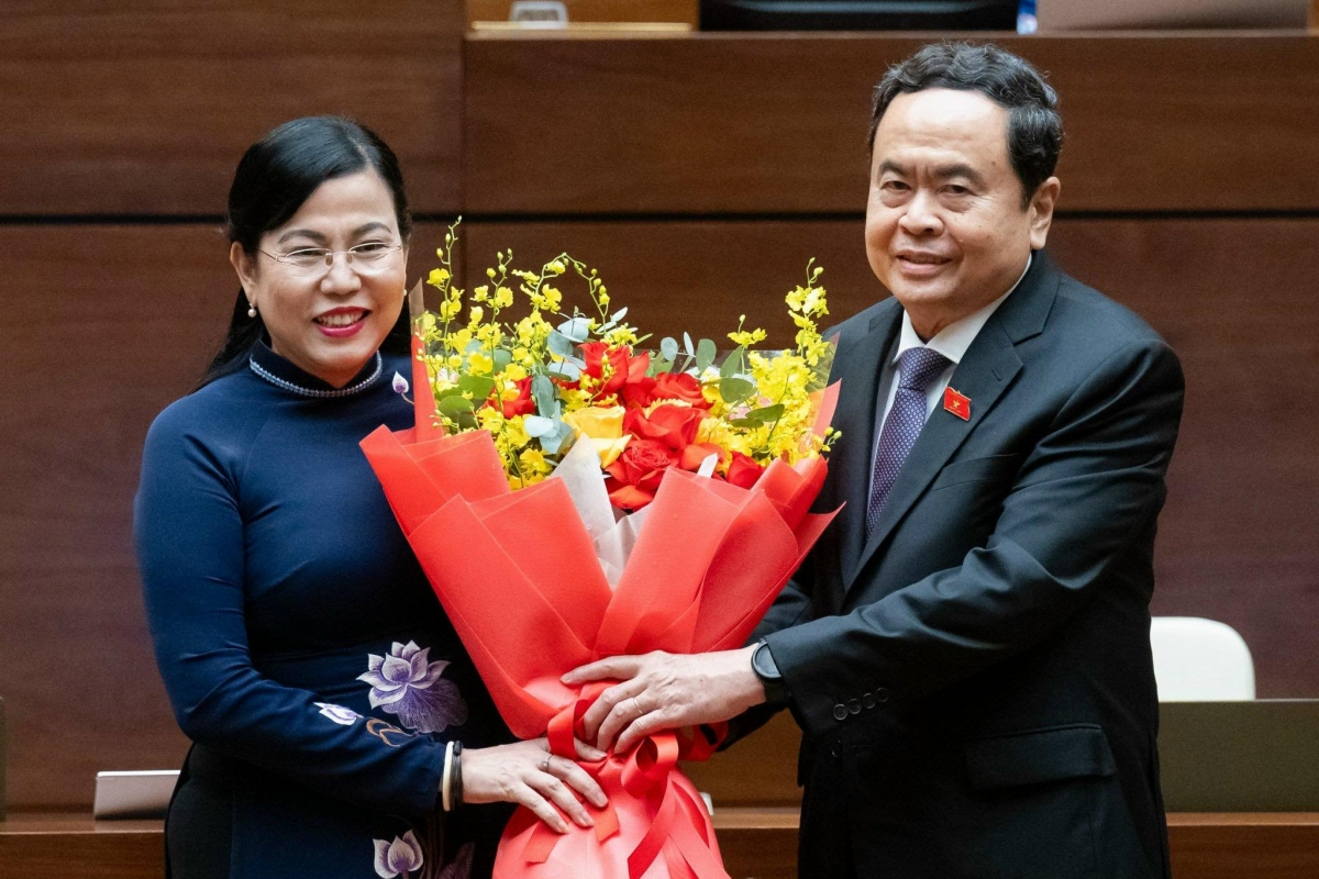 Chủ tịch Quốc hội Trần Thanh Mẫn tặng hoa chúc mừng bà Nguyễn Thanh Hải