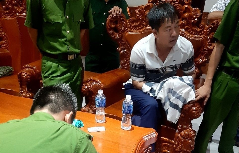 Lực lượng chức năng khám xét nhà bị can Trần Văn Thăng. (Ảnh: B.H)