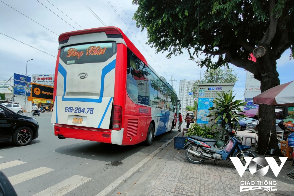 Xe khách liên tục dừng đỗ tại các quán cà phê, cây xăng trên trục đường Kinh Dương Vương để đón khách