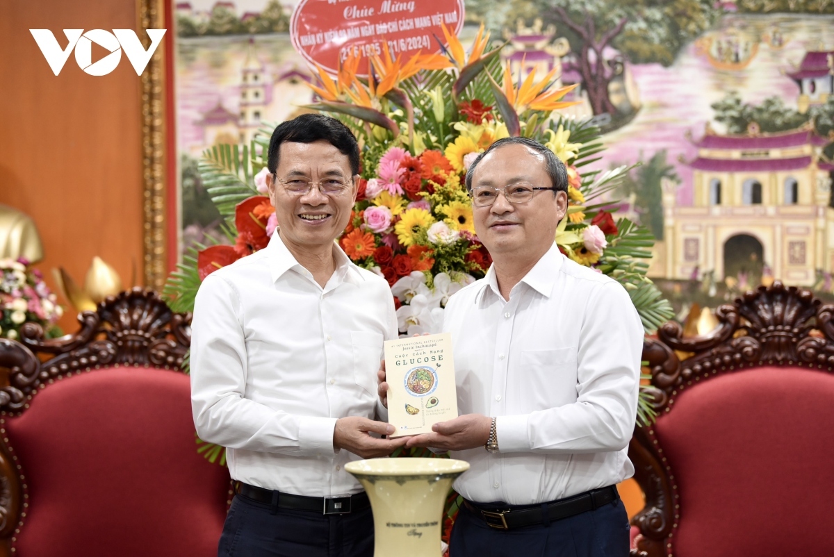 Bộ trưởng Nguyễn Mạnh Hùng dẫn đầu đoàn Bộ Thông tin và Truyền Thông sang thăm, chúc mừng VOV nhân Ngày Báo chí cách mạng Việt Nam.