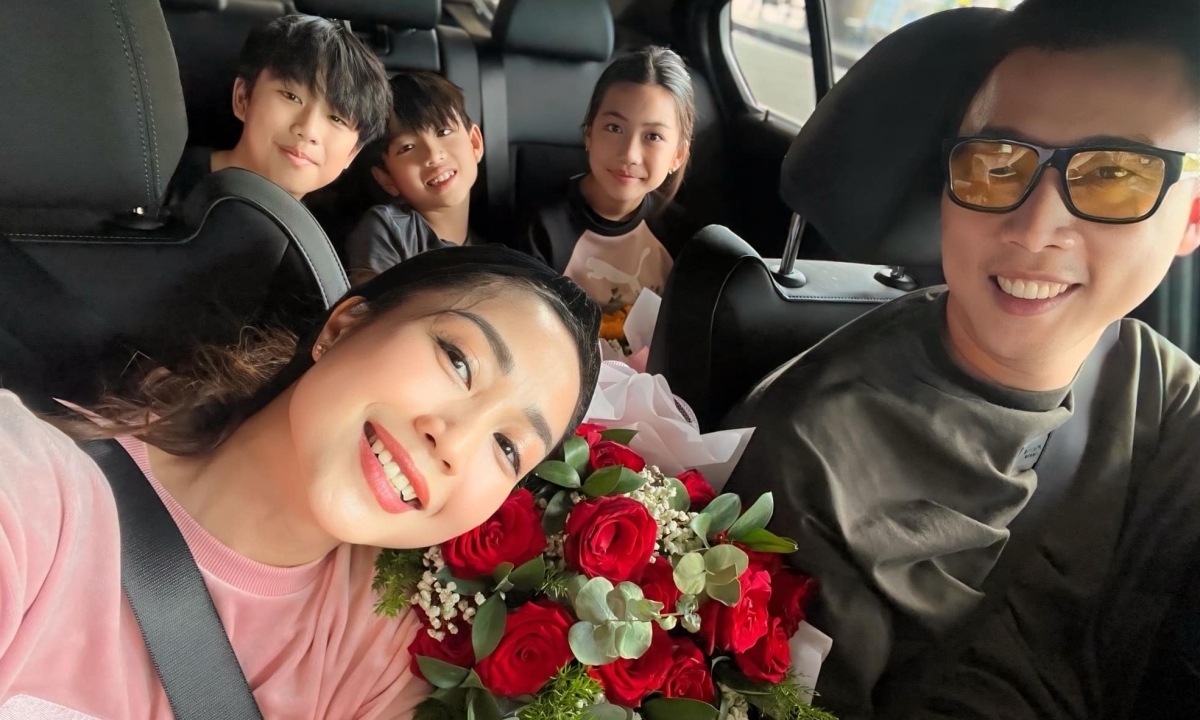 Hạ cánh xuống Việt Nam, chồng mang hoa tặng cô. Ốc Thanh Vân và các con trở về trong vòng tay yêu thương của ông xã.
