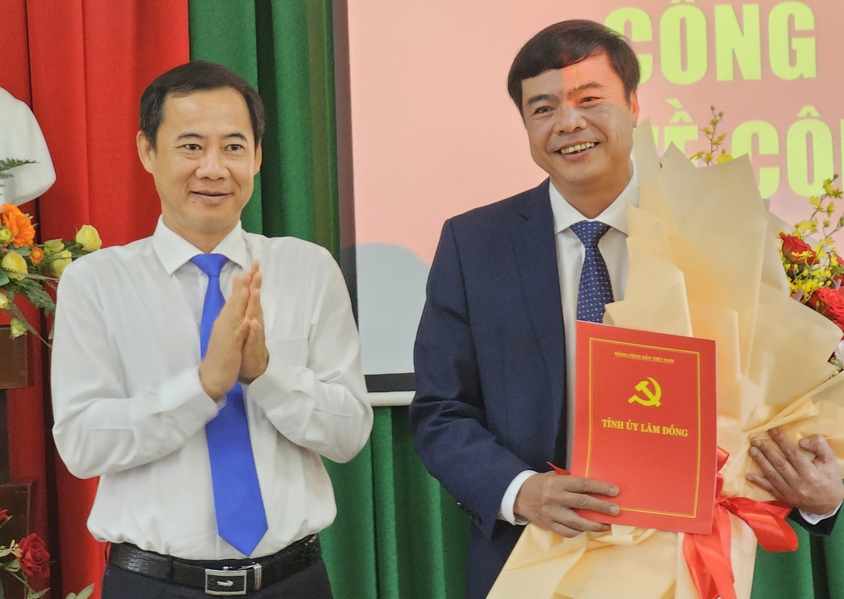 Ông Nguyễn Thái Học, Quyền Bí thư Tỉnh ủy Lâm Đồng trao quyết định điều động, bổ nhiệm ông Đặng Đức Hiệp.