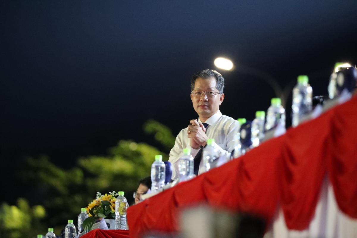Ông Nguyễn Văn Quảng, Bí thư Thành ủy Đà Nẵng dự lễ khai mạc mà xem phần trình diễn pháo hoa của 2 đội Đà Nẵng (Việt Nam) và Pháp