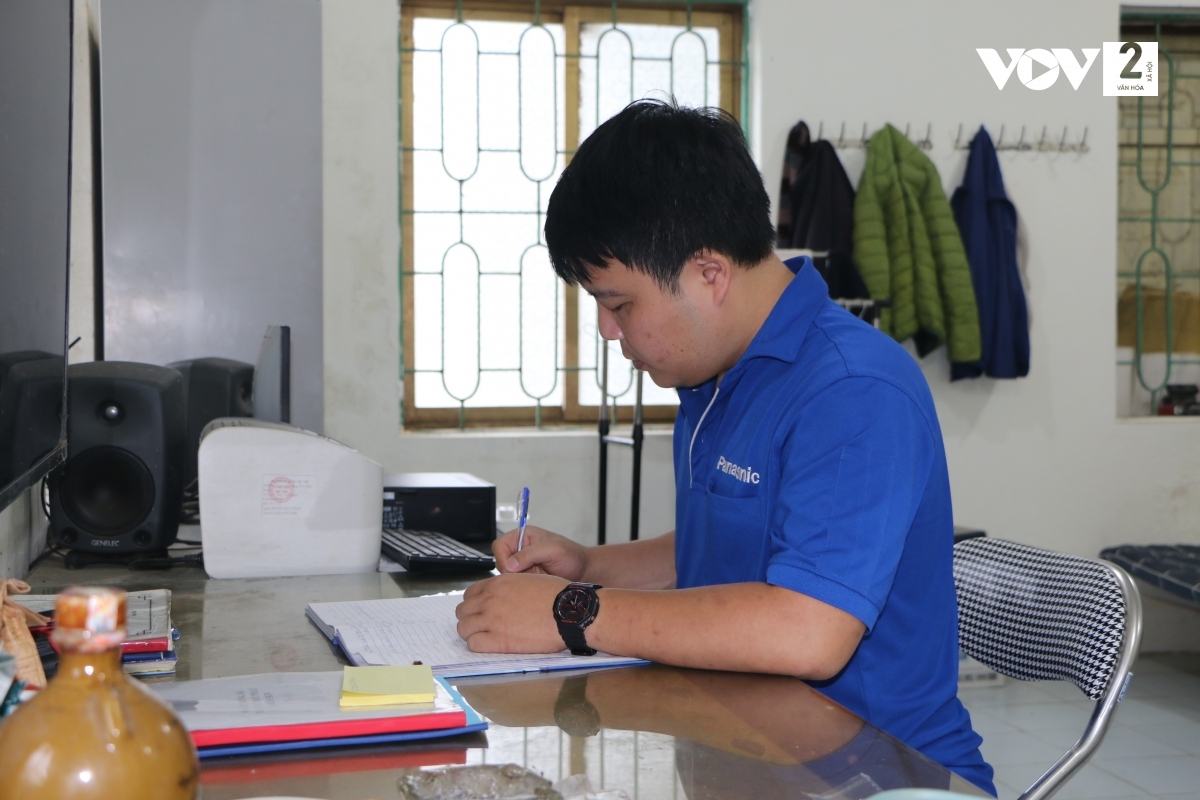 KTV trẻ nhất trạm phát sóng Pha Đin ghi sổ theo dõi sóng trong ca trực hàng ngày