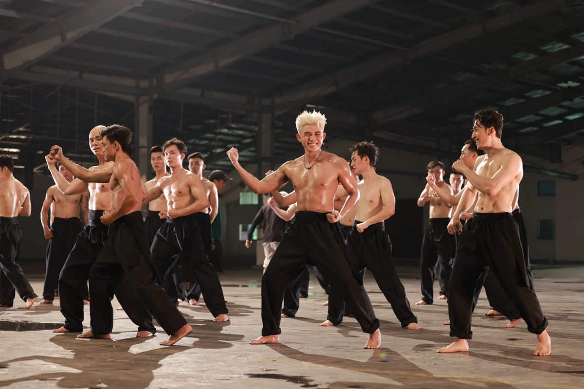 Dàn anh tài khoe cơ bụng trong MV