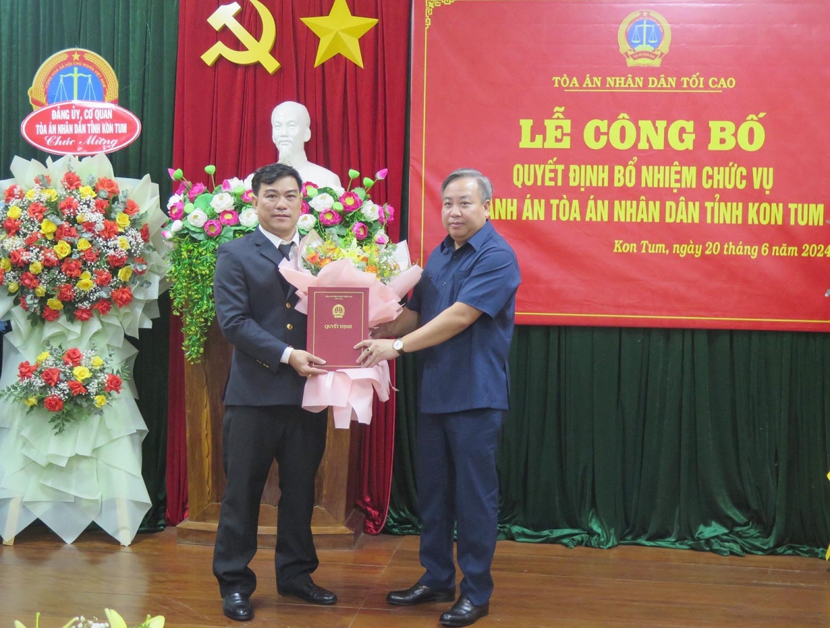 Phó Chánh án Tòa án Nhân dân tối cao Phạm Quốc Hưng trao quyết định và chúc mừng ông Hà Viết Toàn.