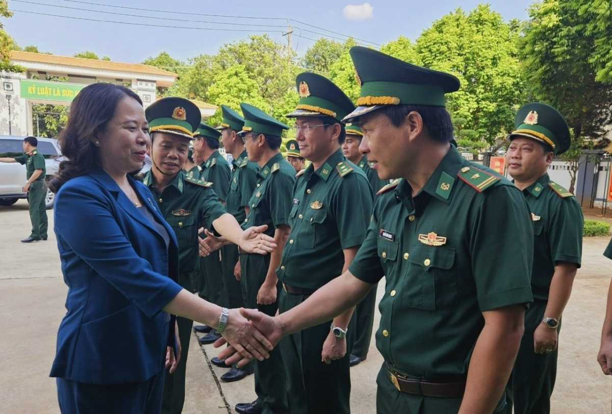 Phó Chủ tịch nước Võ Thị Ánh Xuân thăm cán bộ, chiến sỹ Biên phòng Bà Rịa - Vũng Tàu (ảnh: Lưu Sơn)