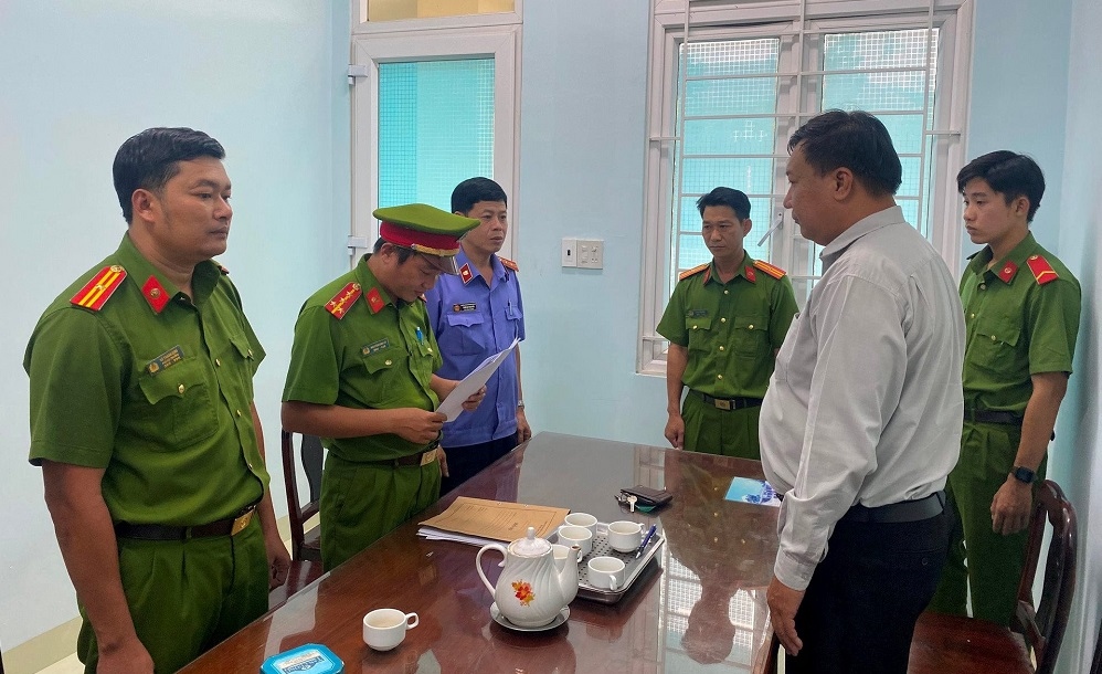 Bị can Nguyễn Anh Phong chuyên viên Phòng Kinh tế và Hạ tầng huyện Hàm Thuận Nam. (Ảnh: B.H)