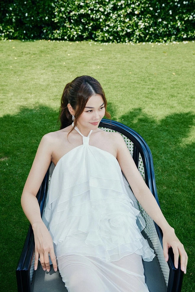 Thời gian qua, Thanh Hằng thường xuyên vướng nghi vấn có tin vui sau khi kết hôn. Diện trang phục lần này, cô tiếp tục nhận được câu hỏi về tin đồn bầu bí. Tuy nhiên nữ siêu mẫu thoải mái cho biết cô diện vì yêu thích kiểu dáng của bộ váy, hoàn toàn không có ý đồ che chắn vòng 2.