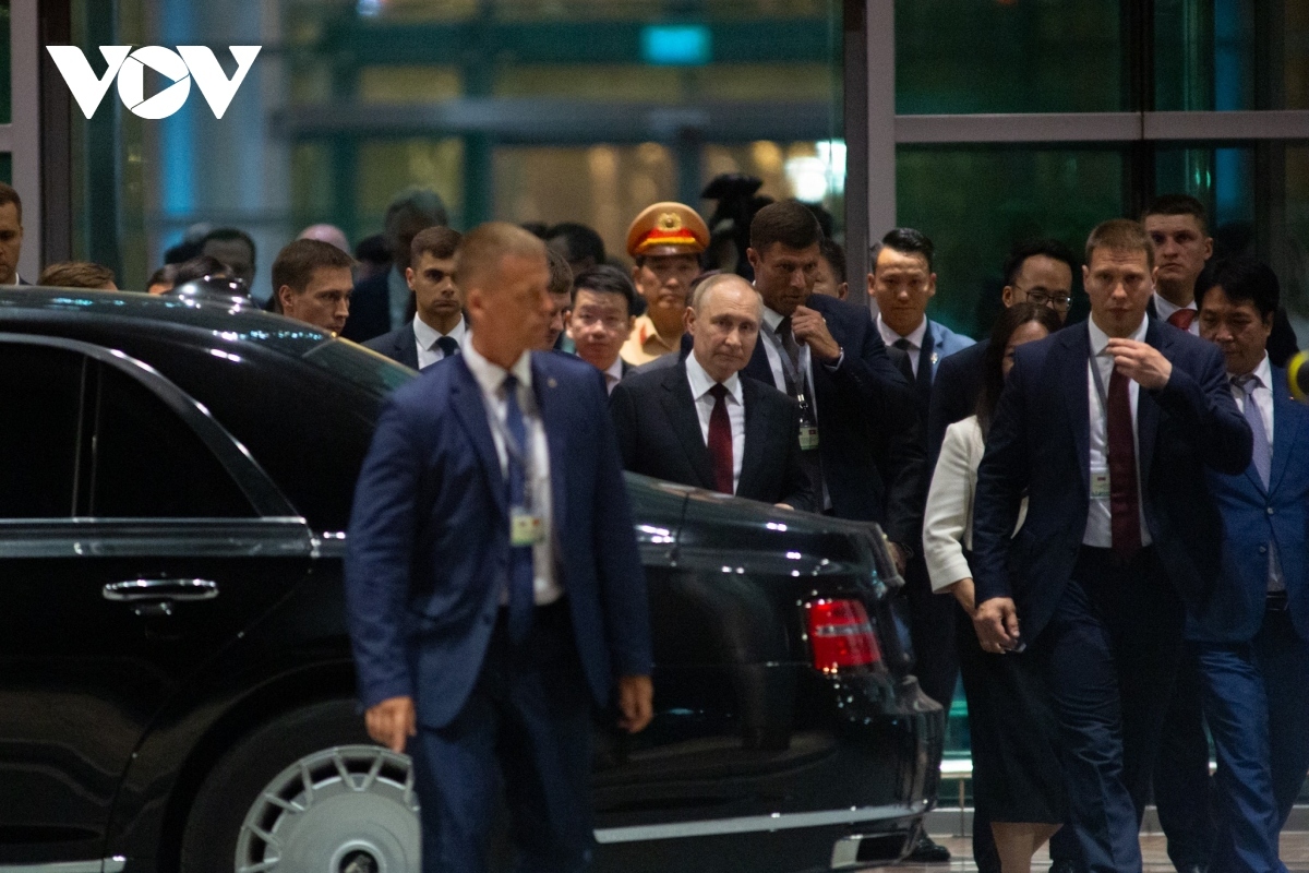  Đúng 23h45 phút tối 20/6, chiếc chuyên cơ chở Tổng thống Nga Vladimir Putin đã cất cánh rời sân bay Nội Bài để lên đường trở về nước, kết thúc tốt đẹp chuyến thăm Việt Nam theo lời mời của Tổng Bí thư Nguyễn Phú Trọng.