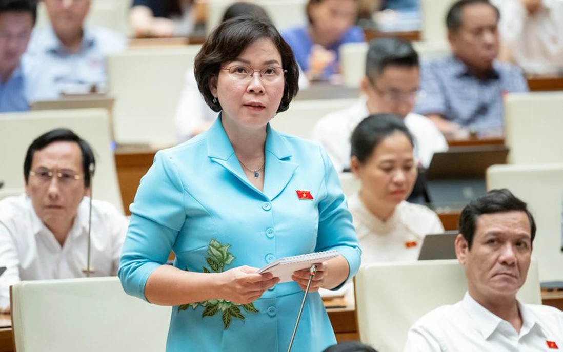 Đại biểu Trần Thị Thanh Lam, đoàn ĐBQH tỉnh Bến Tre, nêu câu hỏi chất vấn