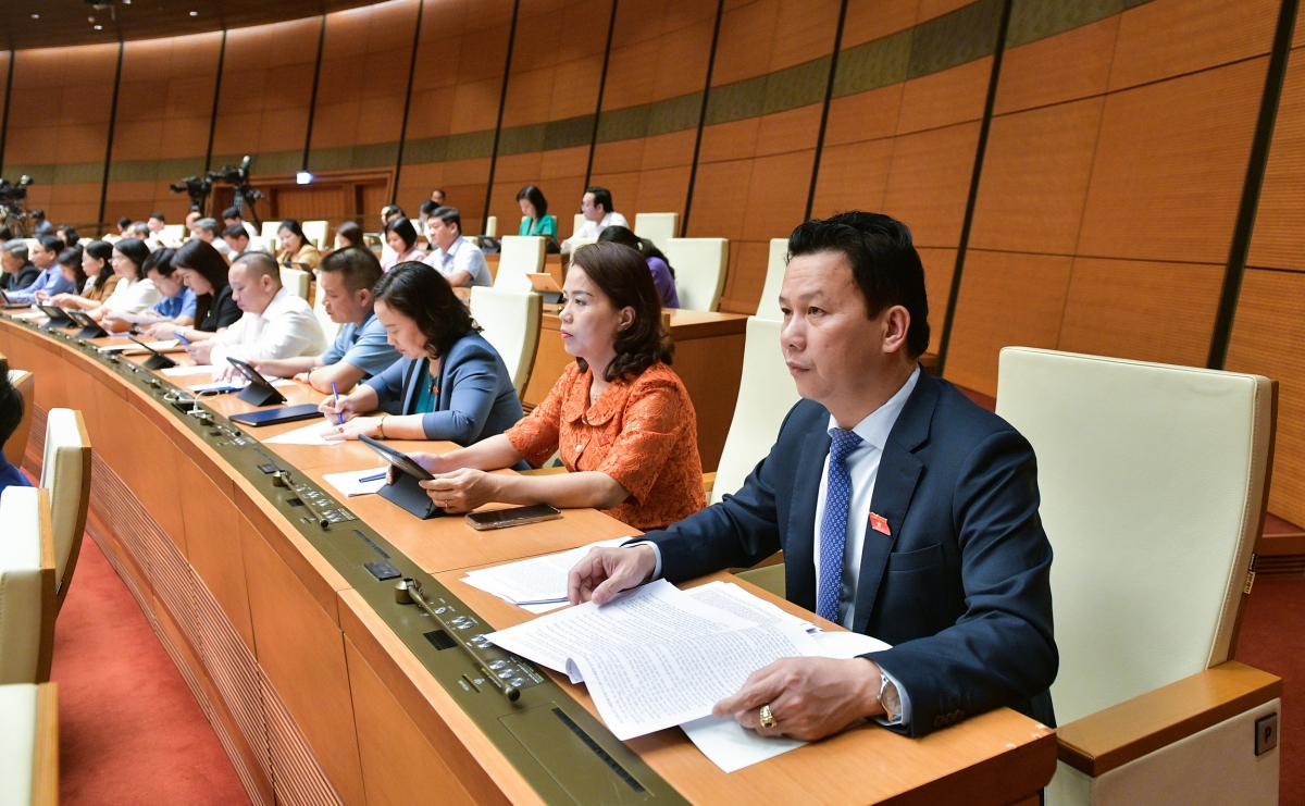 Các đại biểu Quốc hội nghe Tờ trình và Báo cáo thẩm tra dự án Luật Quy hoạch đô thị và quy hoạch nông thôn.