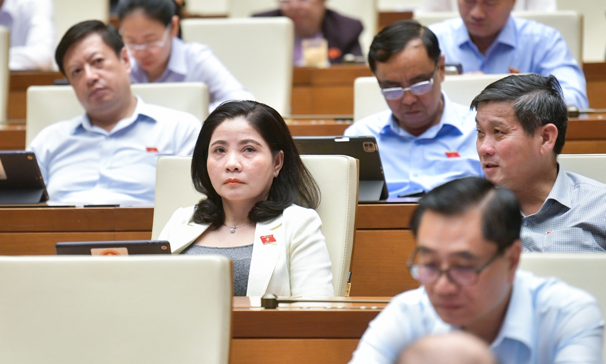 Đại biểu nghe Dự thảo Luật Quy hoạch đô thị và nông thôn.