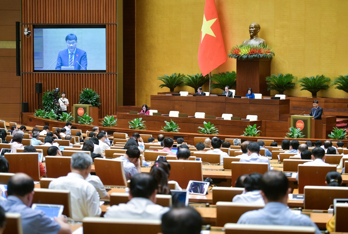 Các đại biểu nghe trình bày tờ trình, báo cáo thẩm tra.