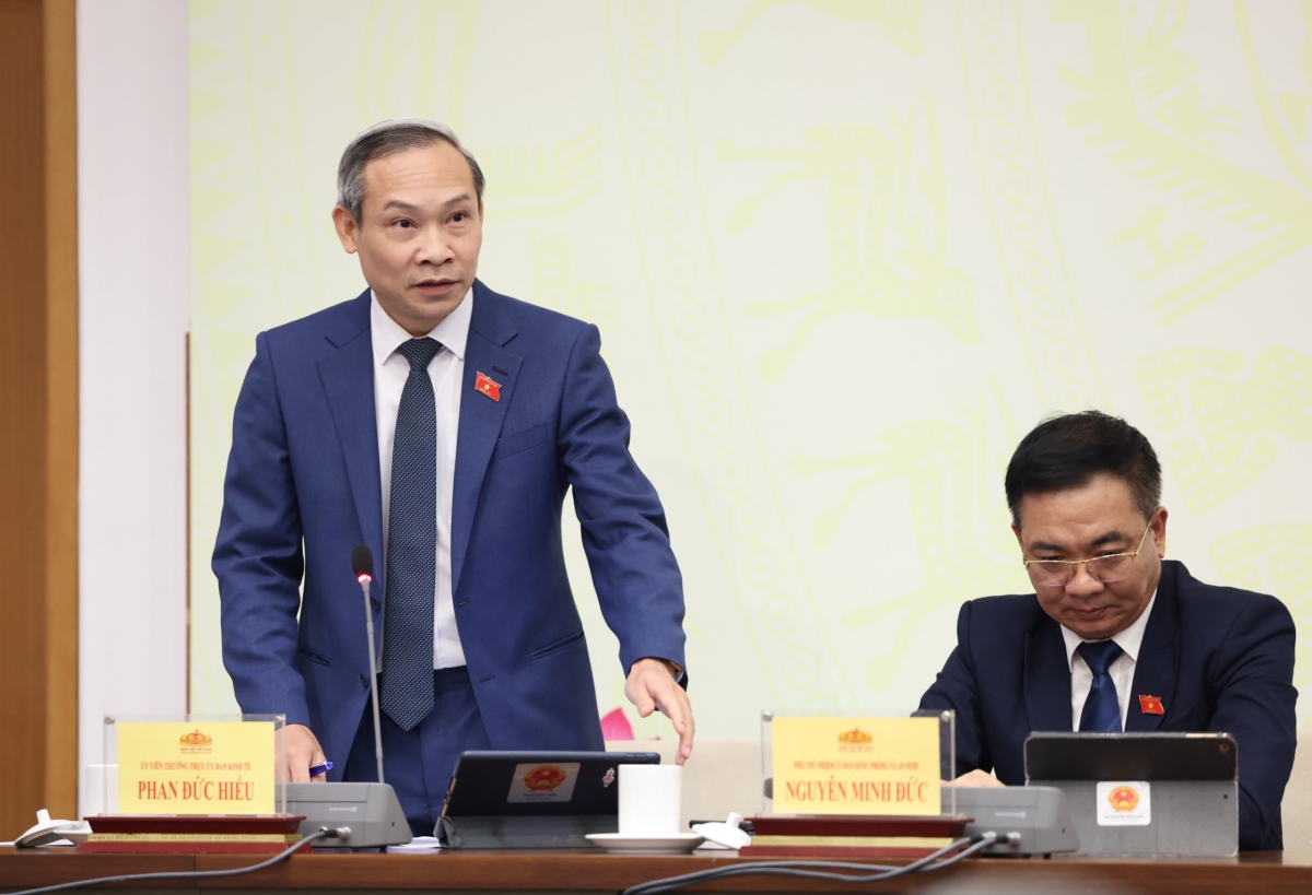 Ông Phan Đức Hiếu - Ủy viên Thường trực Ủy ban Kinh tế của Quốc hội trả lời câu hỏi của phóng viên báo chí sau kỳ họp.