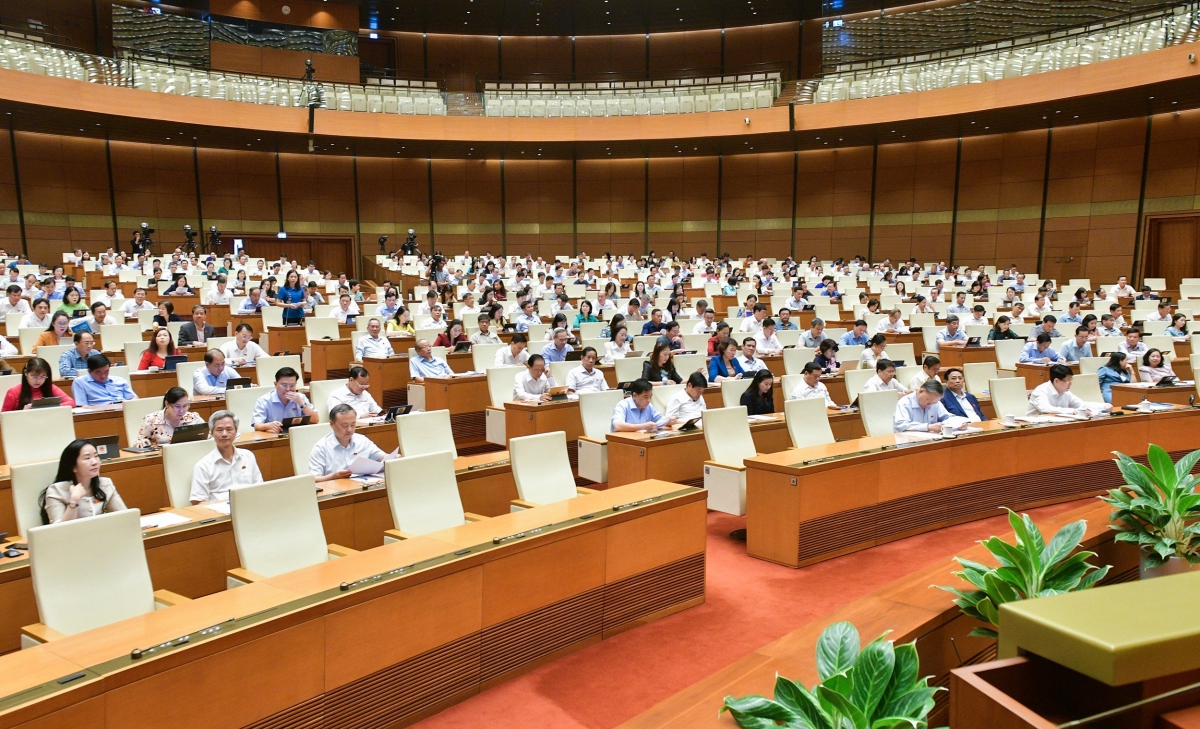 Quốc hội thảo luận ở hội trường về “chủ trương đầu tư Dự án xây dựng đường cao tốc Bắc - Nam phía Tây đoạn Gia Nghĩa (Đắk Nông) - Chơn Thành (Bình Phước)”. 