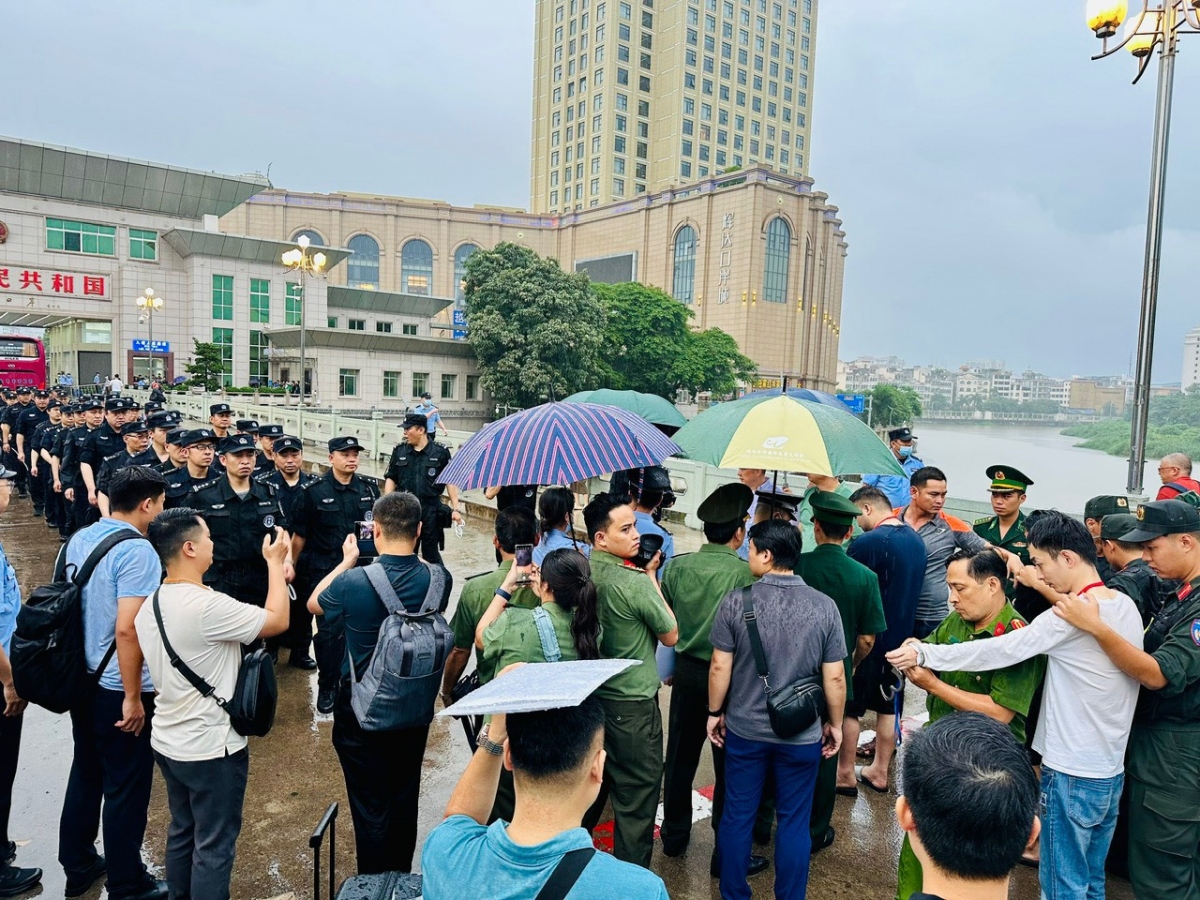 Quanh cảnh buổi bàn giao các đối tượng truy nã người Trung Quốc 
