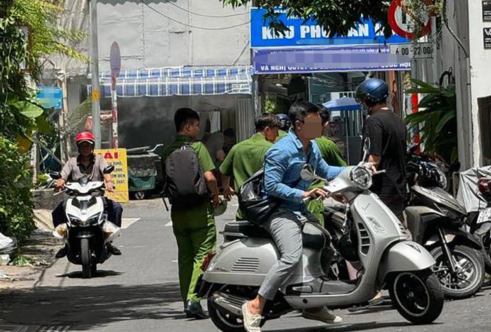 Công an đưa N.T.H. (mặc áo đen, đội nón xanh) quay lại studio để kiểm tra hiện trường trong sáng 25/6. Ảnh: C.T