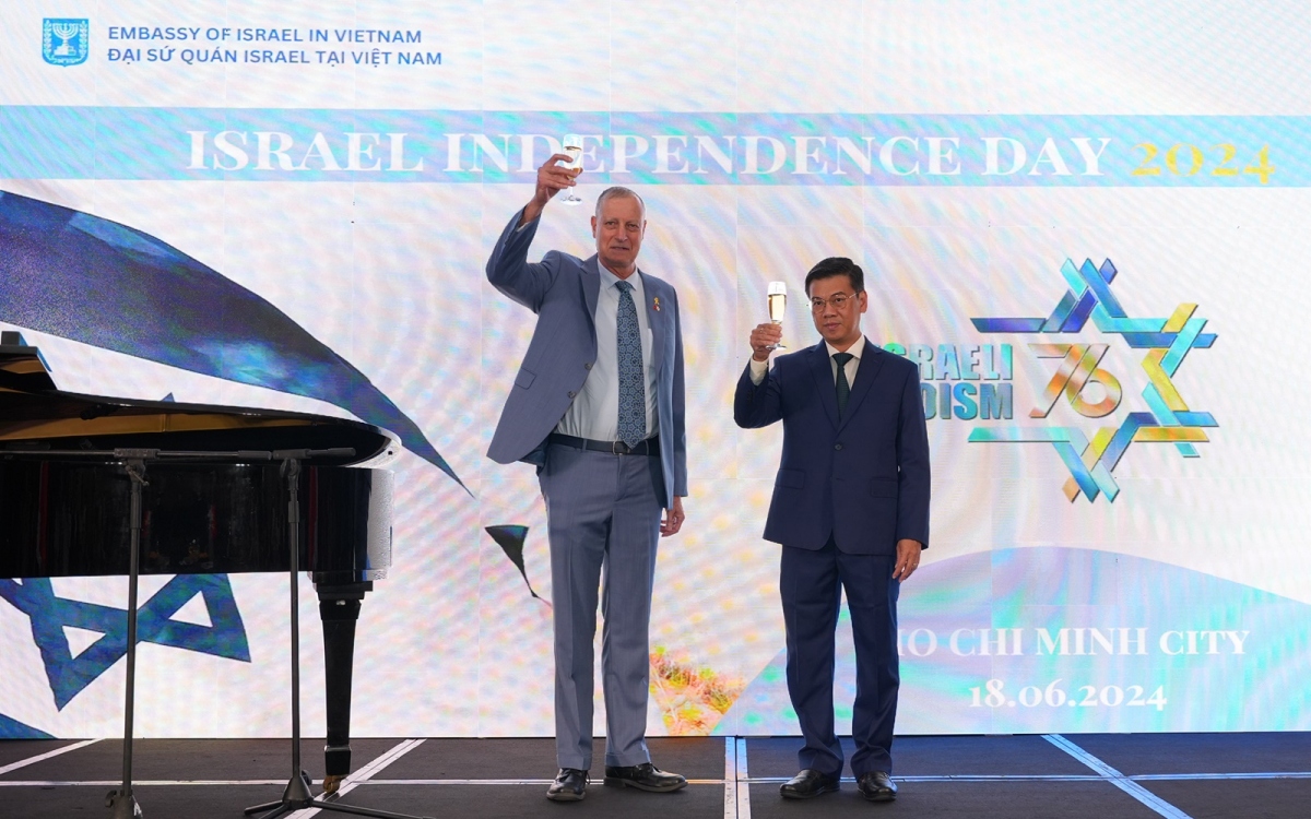 Đại sứ Israel Yaron Mayer (trái) và Phó Chủ tịch UBND thành phố Hồ Chí Minh, Nguyễn Văn Dũng, tại sự kiện kỷ niệm (ảnh do Đại sứ quán Israel tại Việt Nam cung cấp).