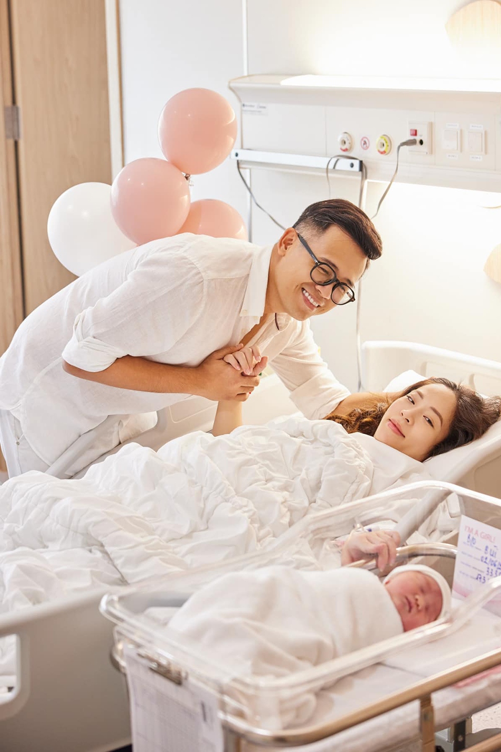 MC Đức Bảo cho biết bà xã anh vừa sinh con gái đầu lòng Lily bằng phương pháp sinh mổ chiều 2/6.