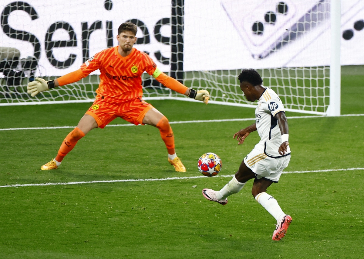 Vinicius ấn định chiến thắng 2-0 cho Real Madrid sau sai lầm tai hại của Maatsen ở phút 83. (Ảnh: Reuters)