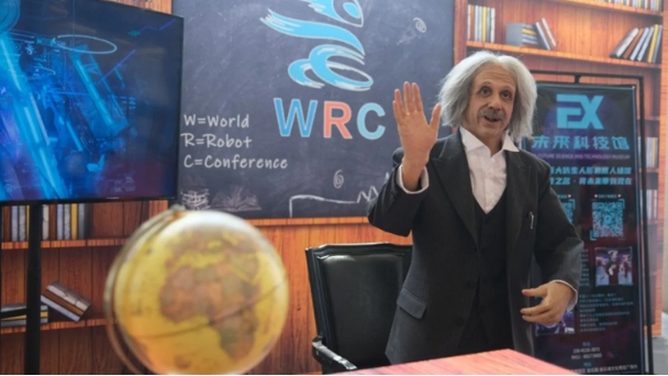 Robot mô phỏng nhà khoa học vĩ đại Isaac Newton.