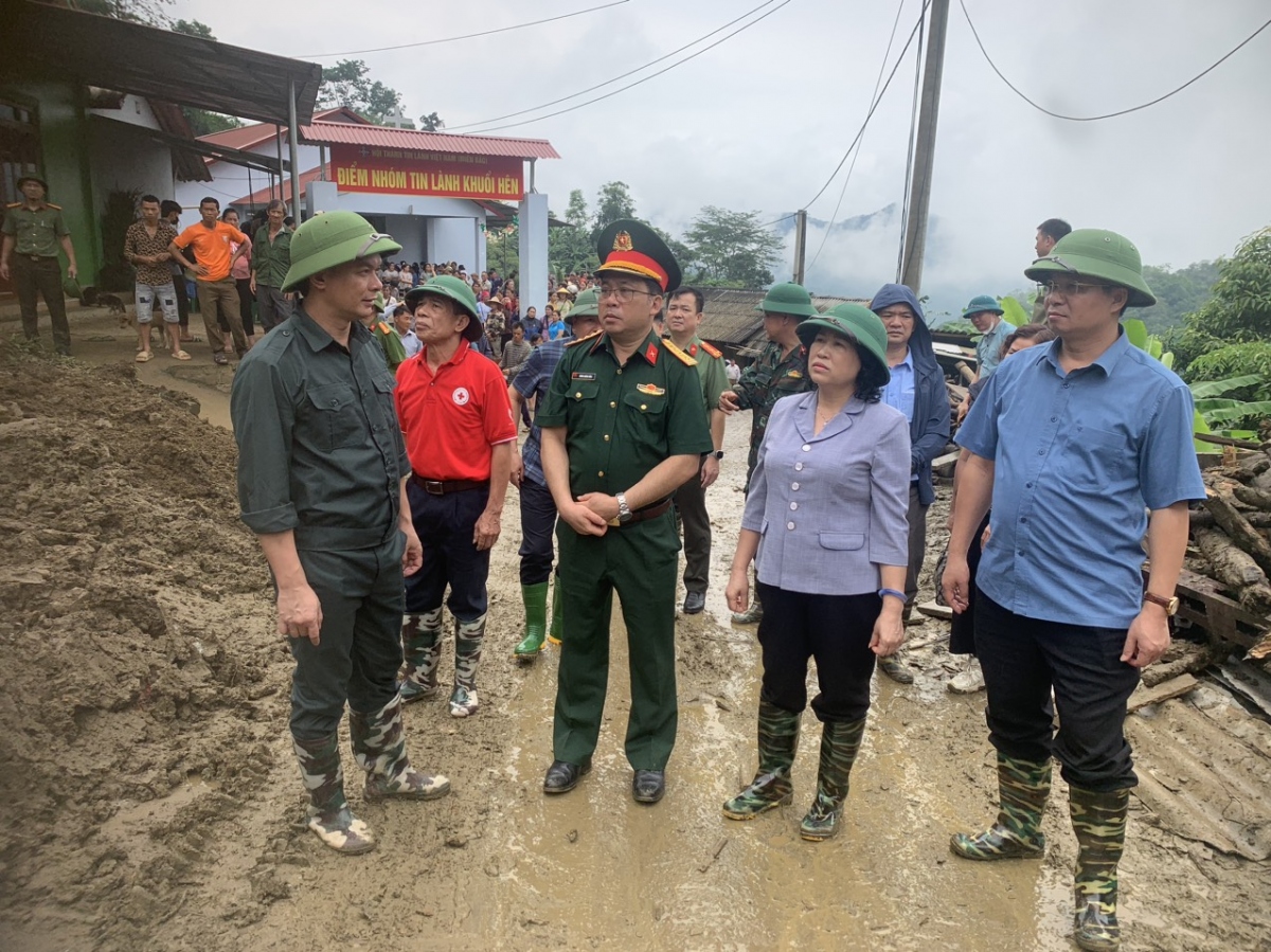 Bà Phương Thị Thanh, Phó Bí thư Thường trực Tỉnh ủy, Chủ tịch HĐND tỉnh Bắc Kạn có mặt tại hiện trường chỉ đạo công tác khắc phục và thăm hỏi, động viên gia đình các nạn nhân (Ảnh Đại Lượng)