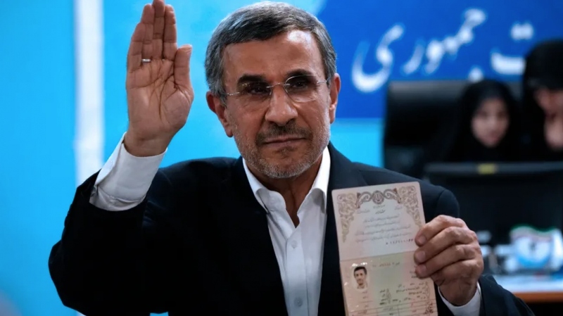 Cựu Tổng thống Mahmoud Ahmadinejad xuất trình giấy tờ tùy thân khi đến Bộ Nội vụ đăng ký tranh cử ngày 2/6. Ảnh: ABC News