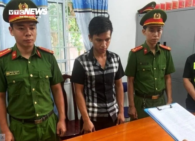 Cơ quan CSĐT thị xã Đông Hòa (Phú Yên) đọc quyết định khởi tố vụ án, khởi tố bị can Nguyễn Tấn Tú (em trai của Lực)