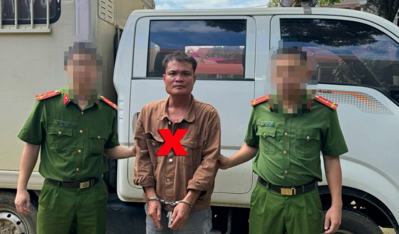 Đối tượng trốn truy nã Nguyễn Tăng Minh bị bắt giữ và dẫn giải về Công an huyện