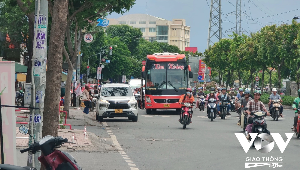 Nhiều xe chạy rất chậm, hay đột ngột cúp đầu tạt vào để đón khách