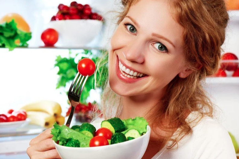 Cải thiện chế độ ăn là cách tốt nhất để loại bỏ mỡ thừa trên mặt. (Ảnh: Pinterest)