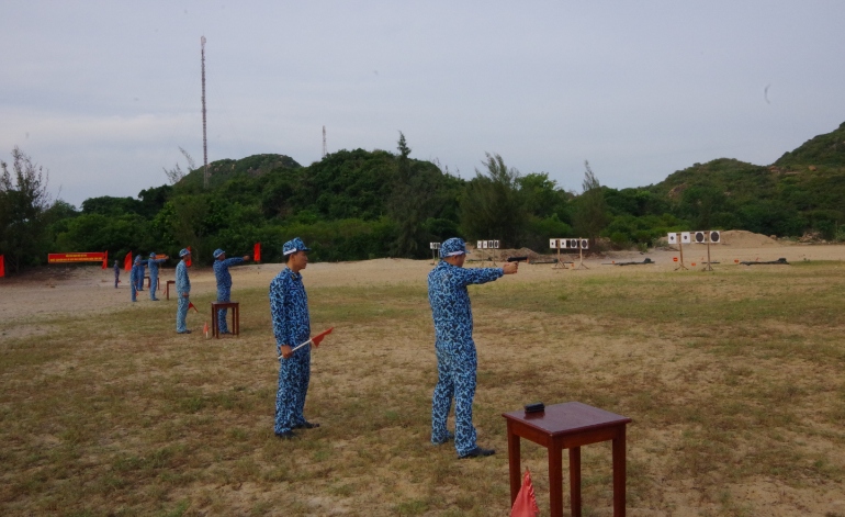 Sĩ quan Trung đoàn 196 huấn luyện bắn súng K54