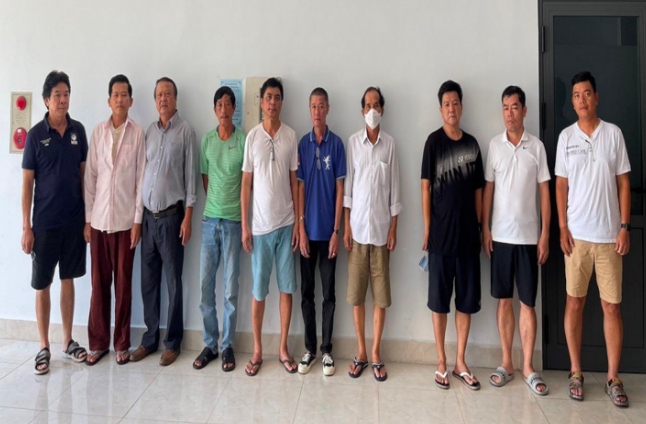 Những kẻ trong đường dây đánh bạc bị bắt giữ.