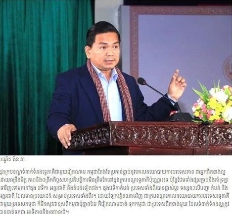 Tác giả với Đại tướng Võ Nguyên Giáp. (Ảnh: NVCC)
