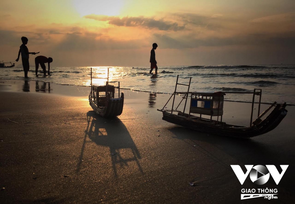Những đứa trẻ con của ngư dân vui đùa trên một bãi biển ở Thanh Hoá