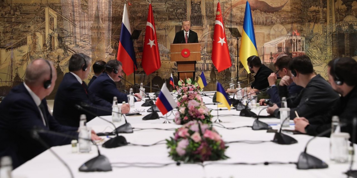 Tổng thống Thổ Nhĩ Kỳ gặp các thành viên đoàn đàm phán của Nga và Ukraine ở Istanbul (Ảnh: AP)