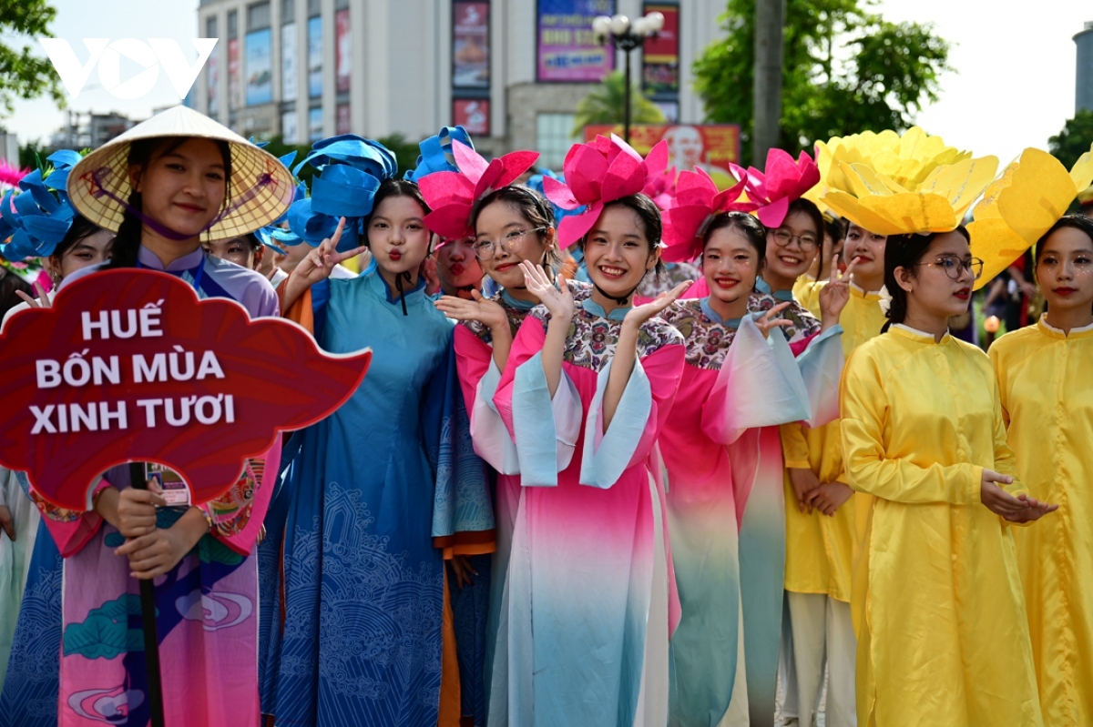 Taking place during three days from June 8 to June 10, the street carnival draws the participation of over 500 local and foreign artists.