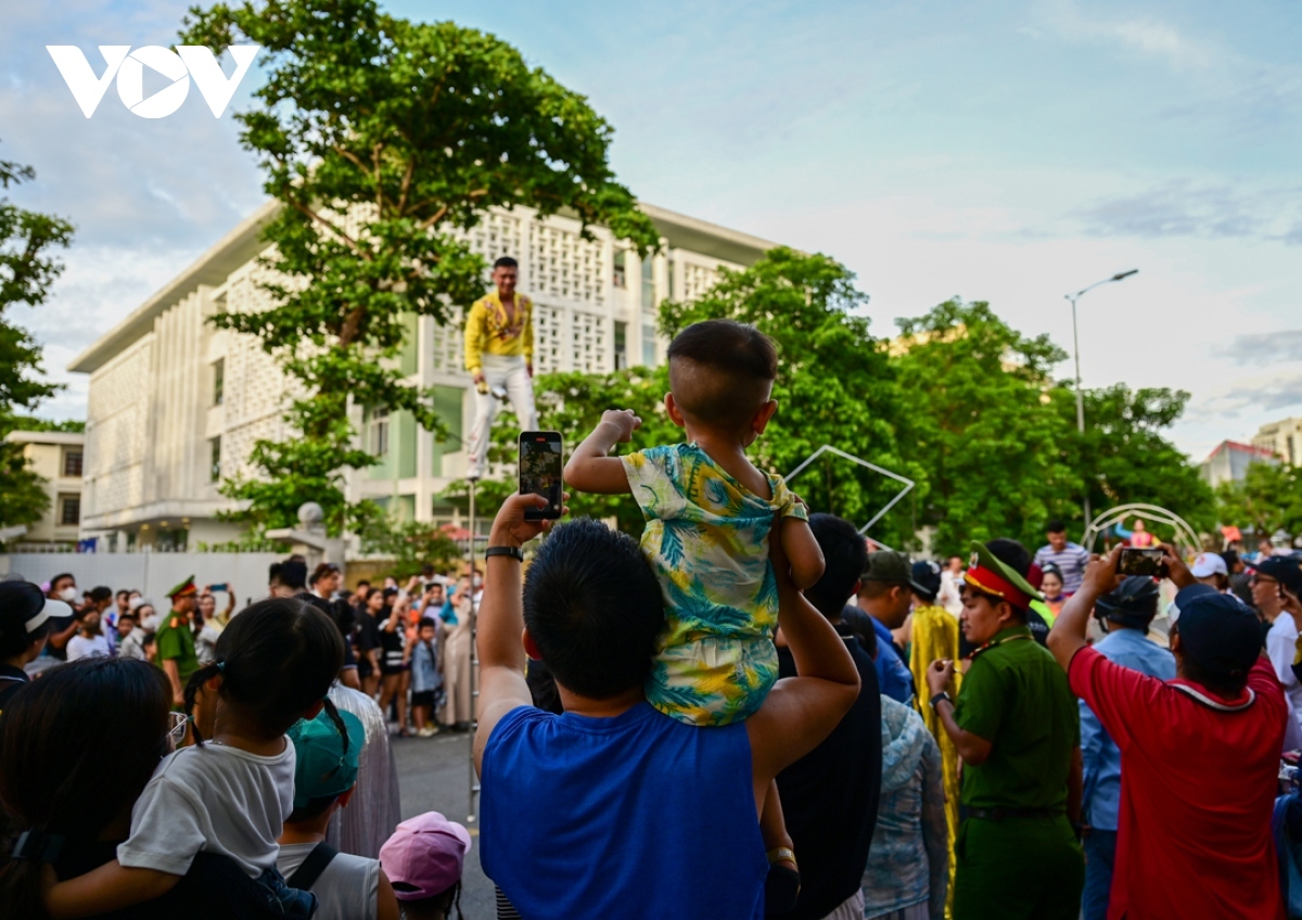 Performances by foreign artists excite crowds on the streets of Hue city.